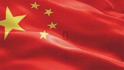大雪纷飞,两位老人在雪中蹒跚前行,热心男子开车路过主动停车询问并送老人回家